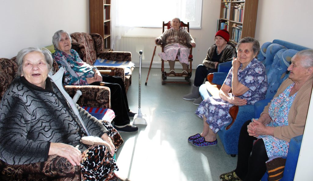 Bild på sex stycken boende från Keltto äldreboende, Ryssland.