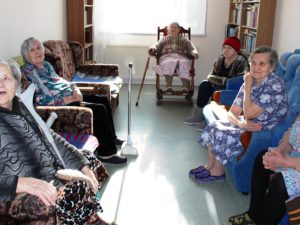 Bild på sex stycken boende från Keltto äldreboende, Ryssland.