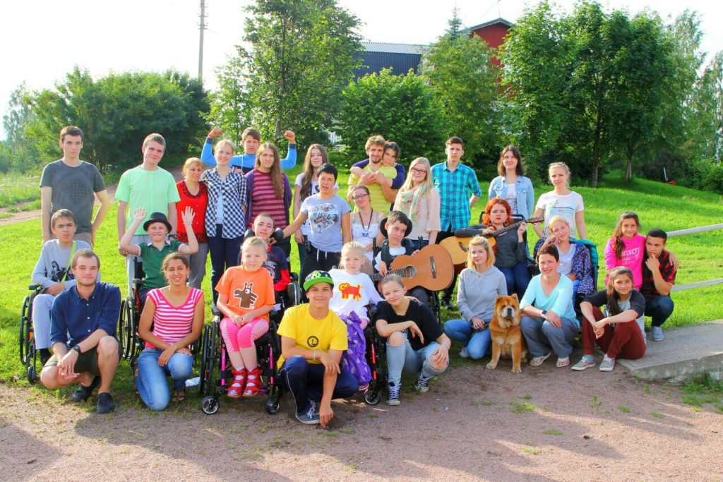 Gruppbild från kyrkans sommarläger i Ryssland.