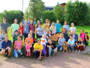 Gruppbild från kyrkans sommarläger i Ryssland.