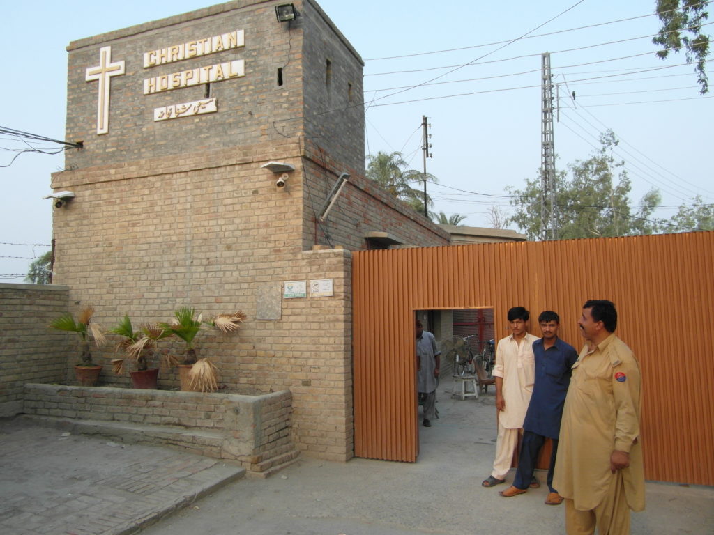 Bild på en kristen sjukhusbyggnad i Pakistan.
