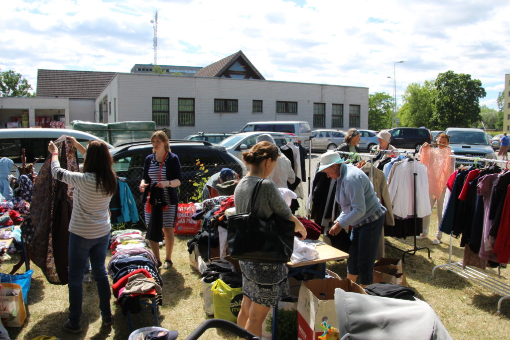 Bild på försäljare under en marknad i Saku, Estland.