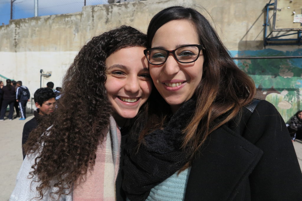 Bild på två palestinska flickor.