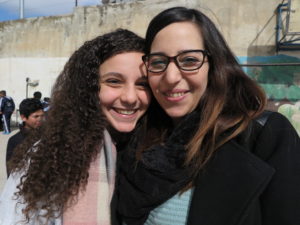 Bild på två palestinska flickor.
