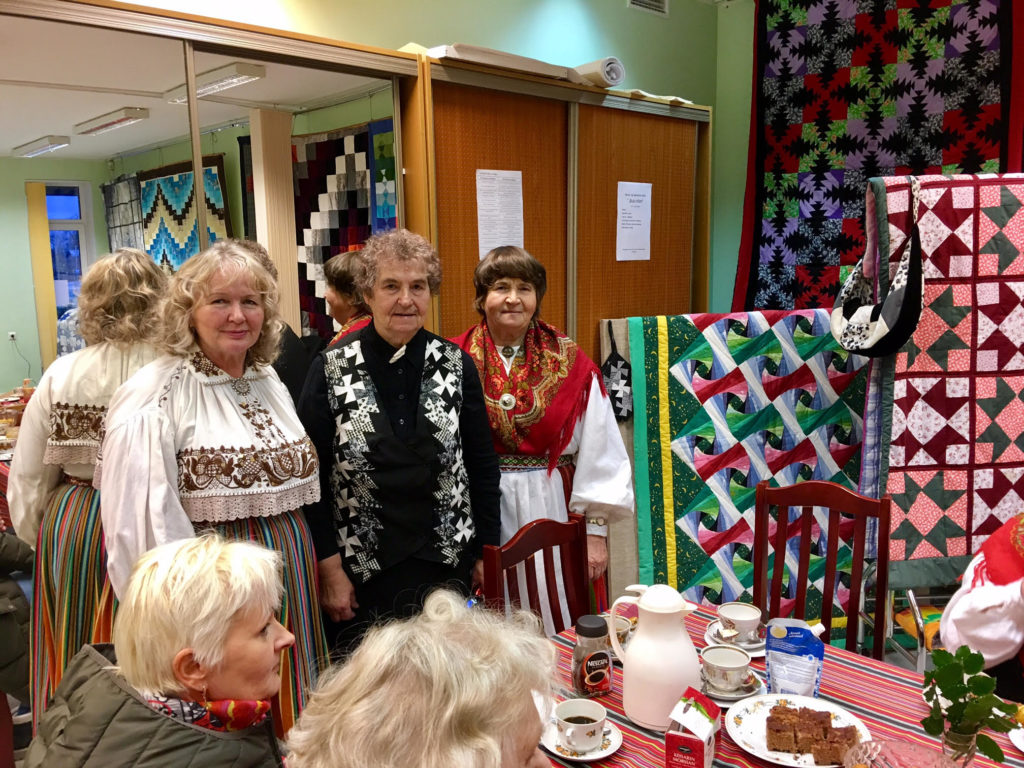 Bild på kvinnor i traditionella dräkter under en adventsfest i Saue, Estland.