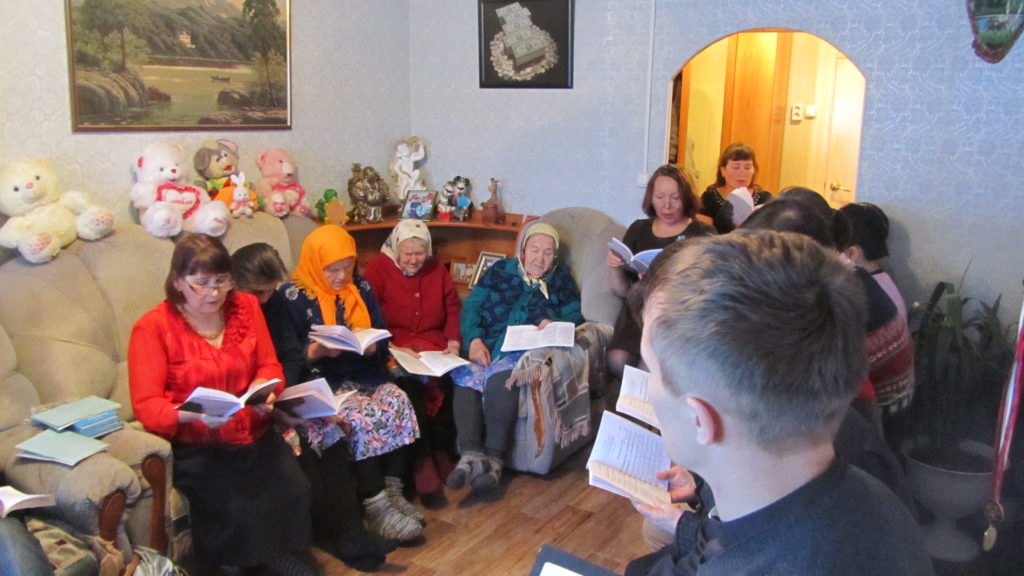 Bild på några församlingsmedlemmar i Birsk som sitter och sjunger.