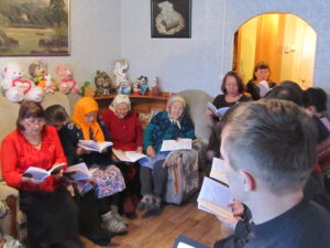 Bild på några församlingsmedlemmar i Birsk som sitter och sjunger.