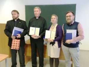 Bild från en utexaminering vid Teologiska Institutet i Ryssland. Fyra nyss utexaminerade personer står på rad.
