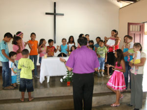 Bild på en colombiansk församling under gudstjänst.