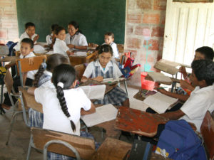 Bild på en undervisningsgrupp i skolan i Guaracaru.