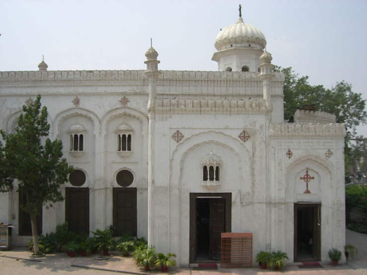 All Saints church i gamla stan före attacken. Kyrkan anses vara den näst äldsta kyrkan i Peshawar. Kyrkan och de omgivande byggnaderna skadades i attacken.
