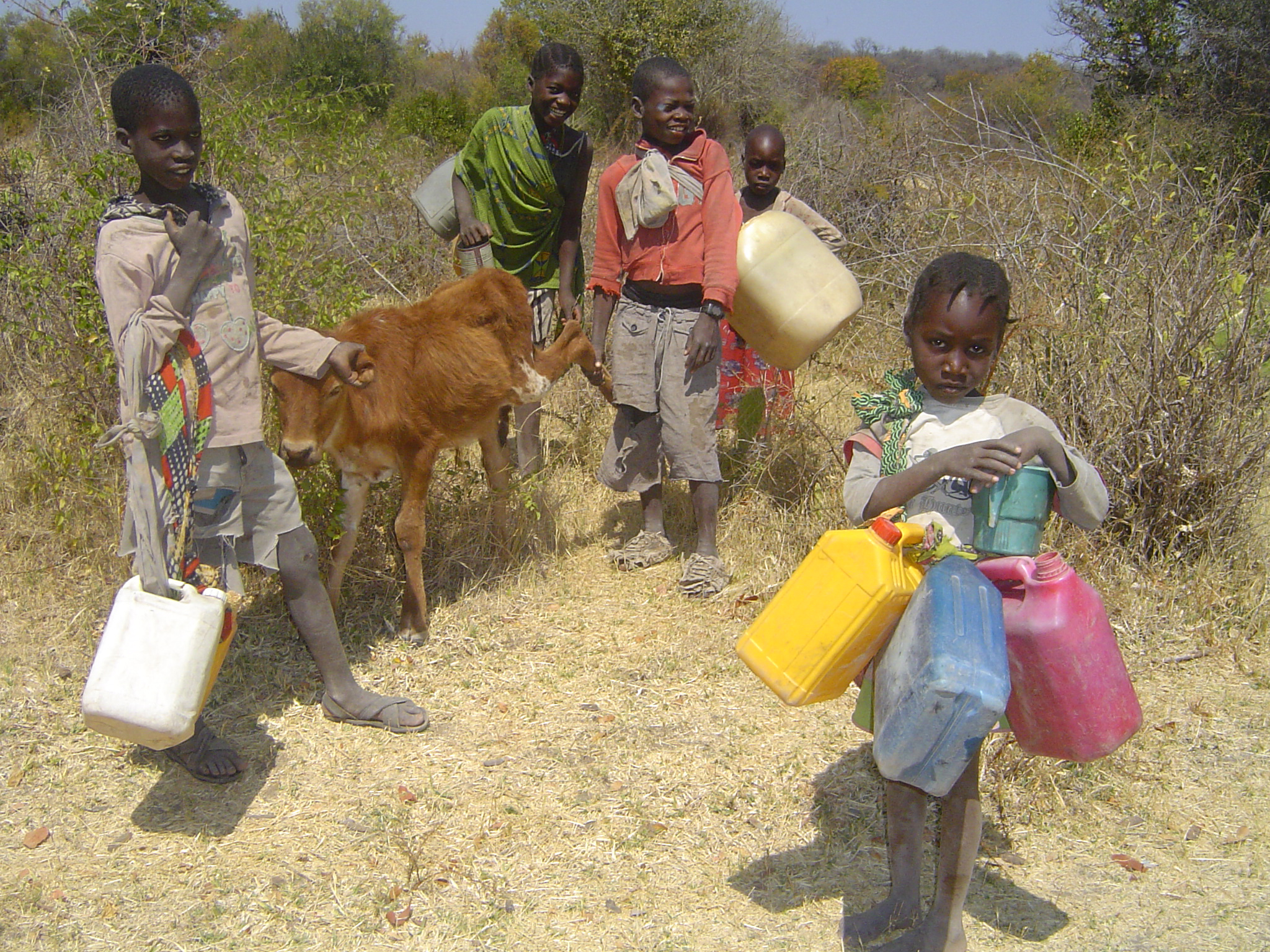 Barn i skolåldern kan inte gå i skola eftersom de behövs för att hämta vatten långt borta. Foto: Lutherska världsförbundet