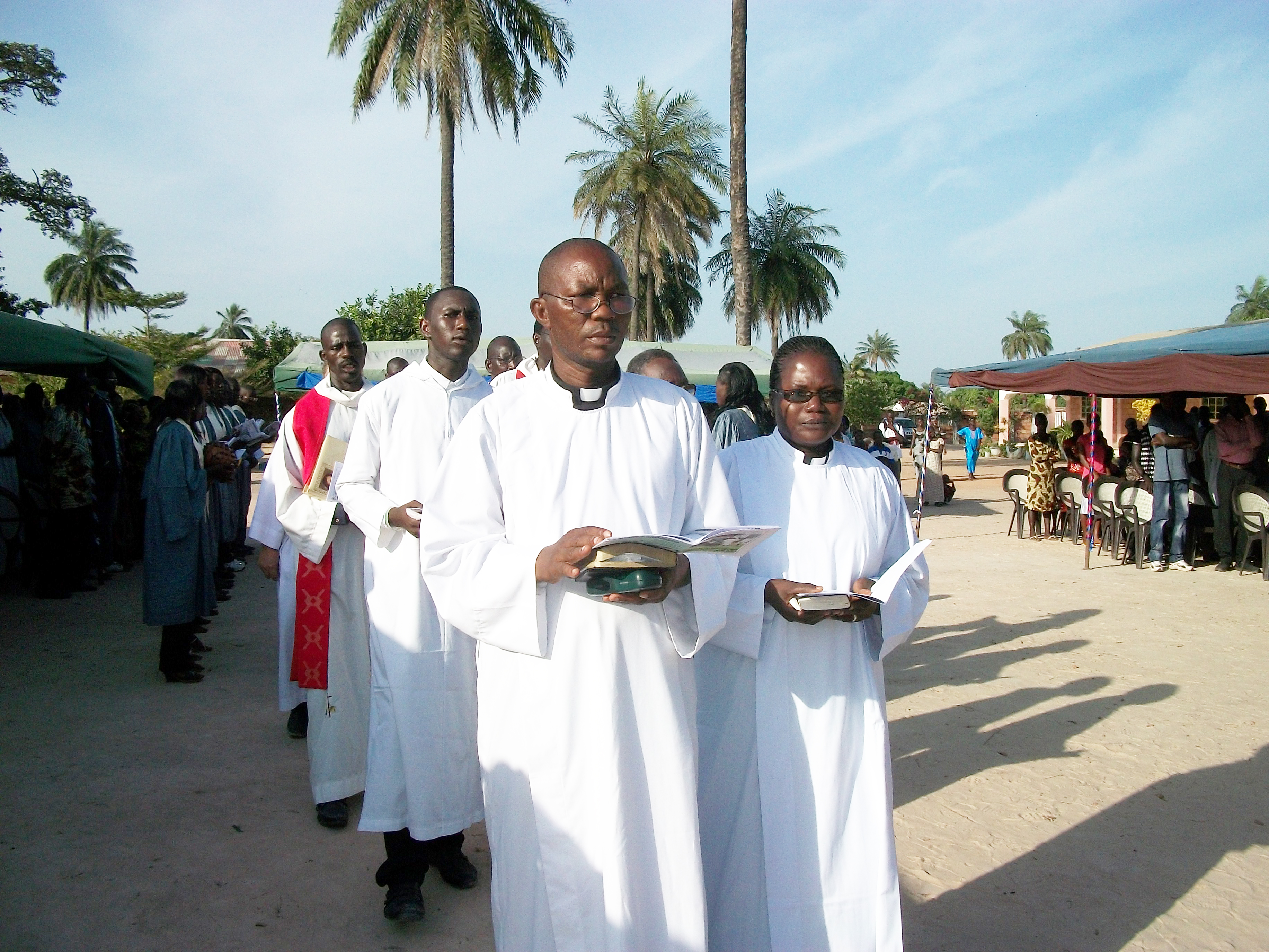 De nya prästerna  och äkta paret Samuel S. Thomas och Fatima Bass  Thomas. Foto: Gambias evangelisk-lutherska kyrka.