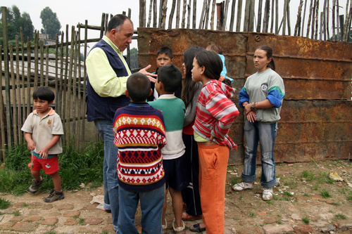 Kyrkans socialarbetare Hebert Gutierrez samlas Corintos barn vid ungdomscentret under skolloven. Kyrkan engagerar sig socialt för att hjälpa de fattiga på området. Ensamstående