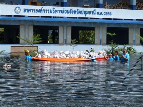 Nödhjälpsförpackningar transporteras på översvämningsområdet. Foto Leena Helle.