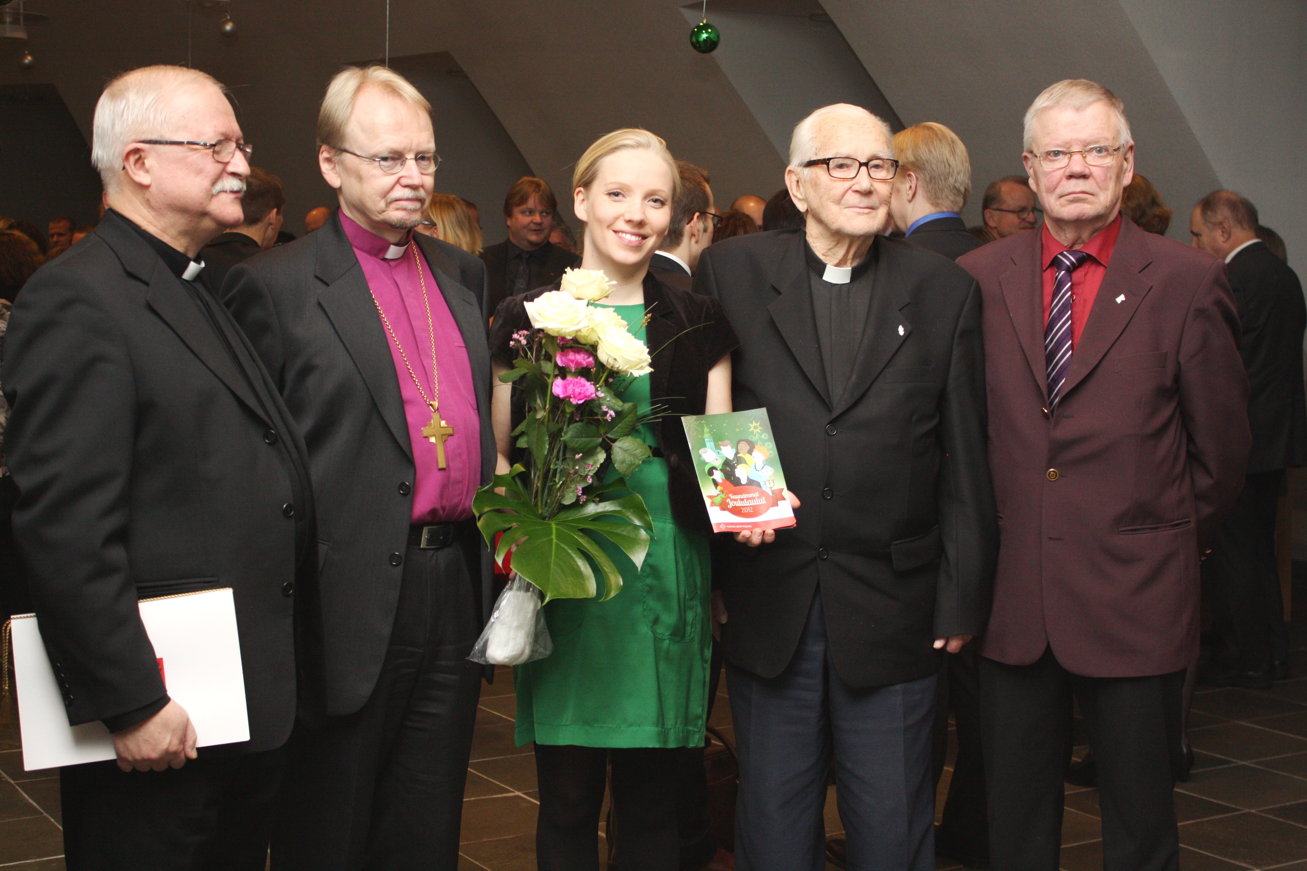 Kyrkans kulturpris överräcktes av ärkebiskop Kari Mäkinen (andra från vänster). Sällskapets verksamhetsledare Seppo Rissanen (till vänter) tog emot priset. I mitten sällskapets kampanjkoordinator Ruut Lemmetyinen