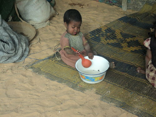 Ett barn äter resterna av mager välling