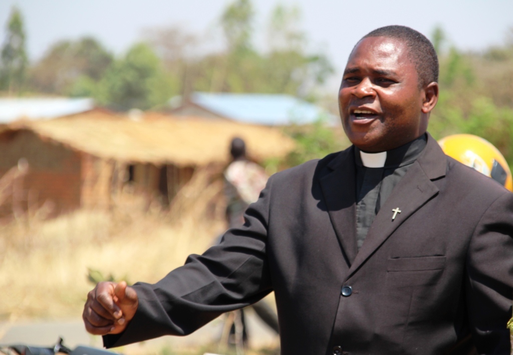 Finska Missionssällskapets arbete i Malawi fokuserar i framtiden på utbildning av präster. Kyrkans långvariga ungdomskoordinator Evance Mphalasa