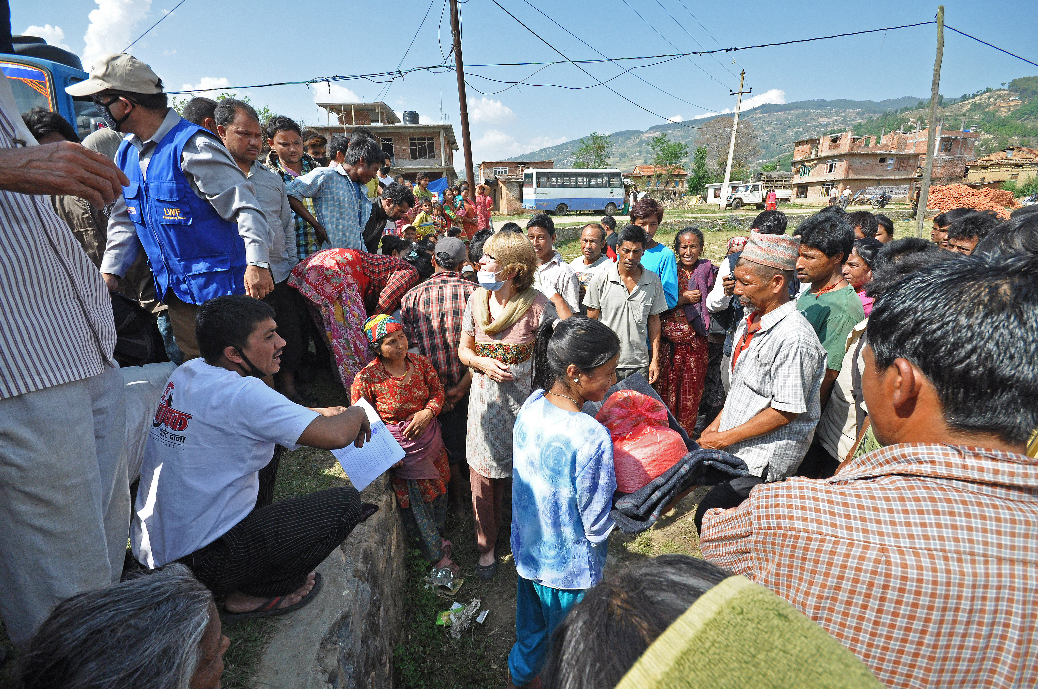 Maria Westerling (i mitten) deltog i hjälputdelningarna av filtar och ris i länet Bhaktapur den andra maj. Foto: Heikki Takko