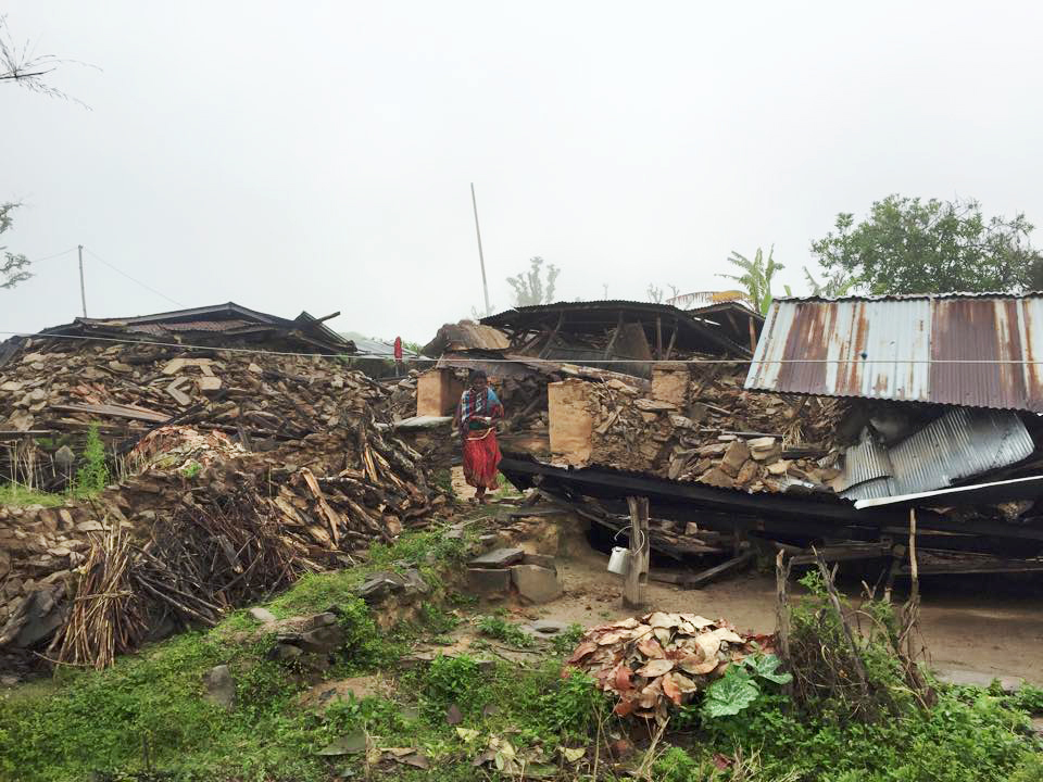 Omkring 90 procent av byggnaderna i länet Dhading har förstörts. Invånarna behöver tält