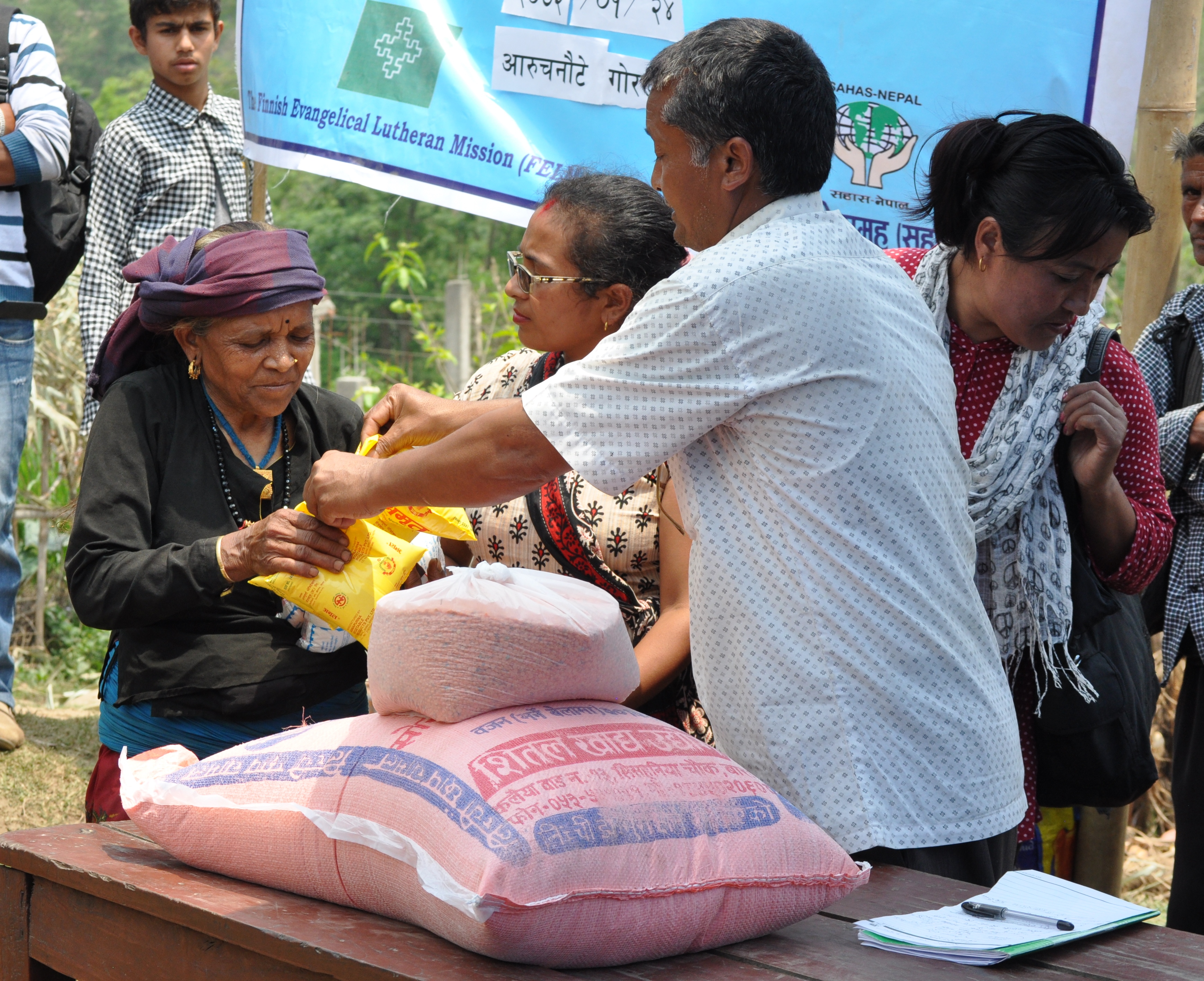 Gyan Maya Bishwokorma som bor i länet Dhading får bistånd från organisationen SAHAS. Foto: Heikki Takko