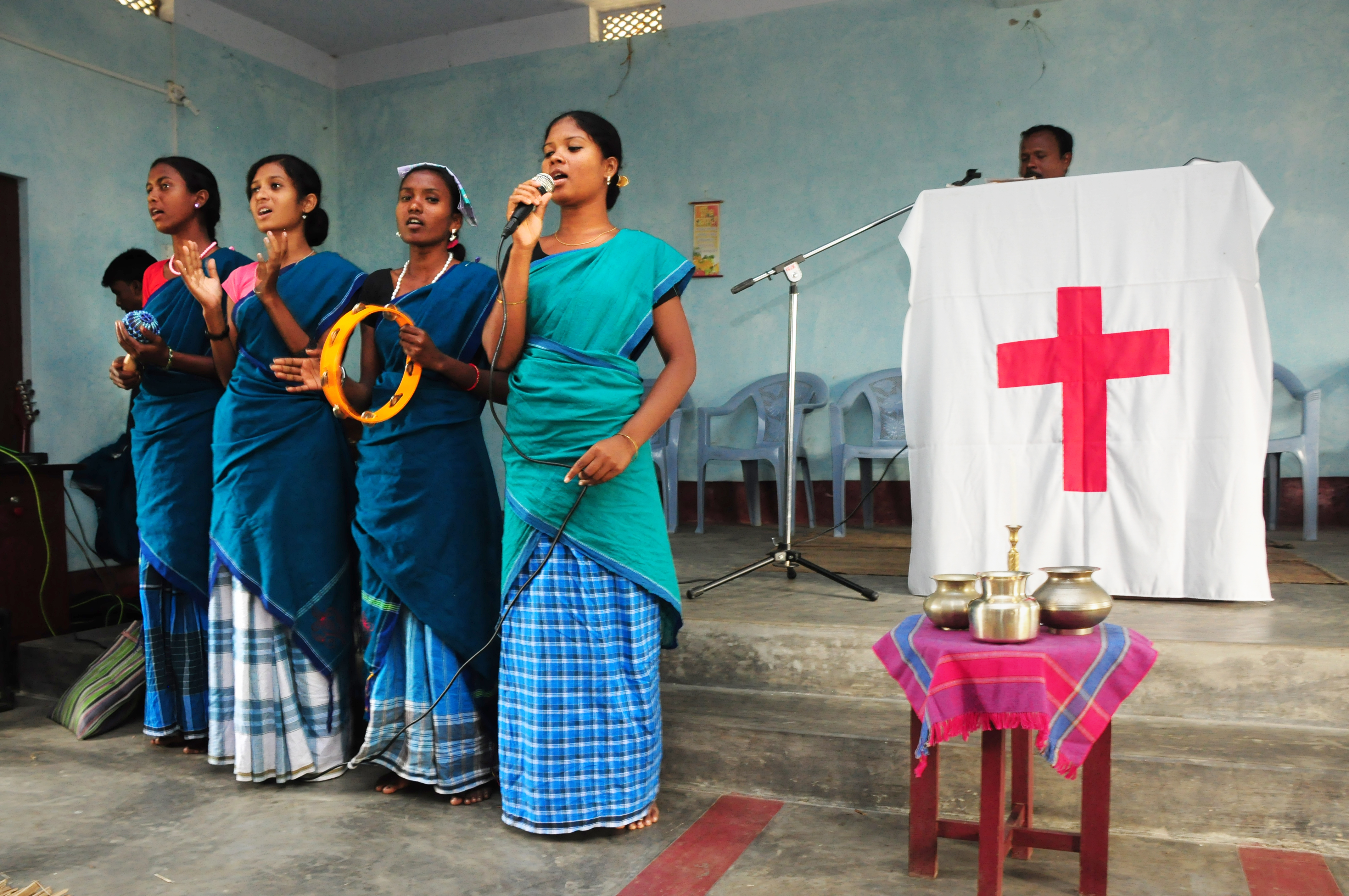 Fyra församlingsmedlemmar sjunger i gudstjänsten i Nepals lilla lutherska kyrka i södra Nepal. De flesta av kyrkans medlemmar är santaler