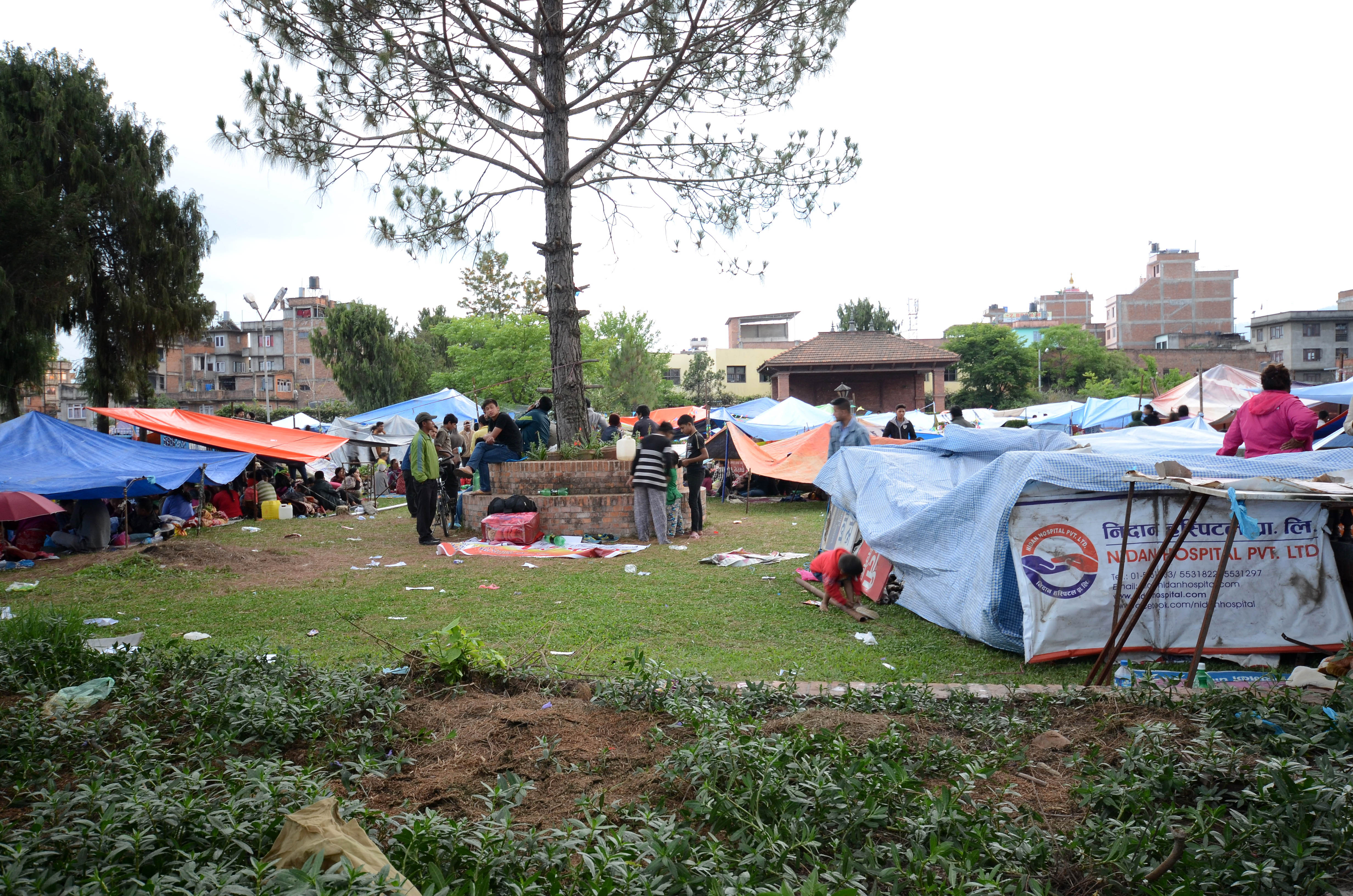 Hundratusentals nepaleser har förlorat sina hem i jordbävningen. Förutom tält behöver de vatten