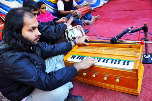Bildtexter: De synskadade musikerna framför nepalesisk folkmusik och sånger de själv komponerat med trummor