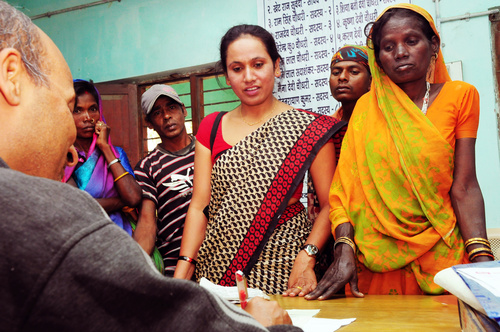 Bishnu Gurung hjälper daliterna att skaffa identitetsbevis. Foto: Joanna Lindén