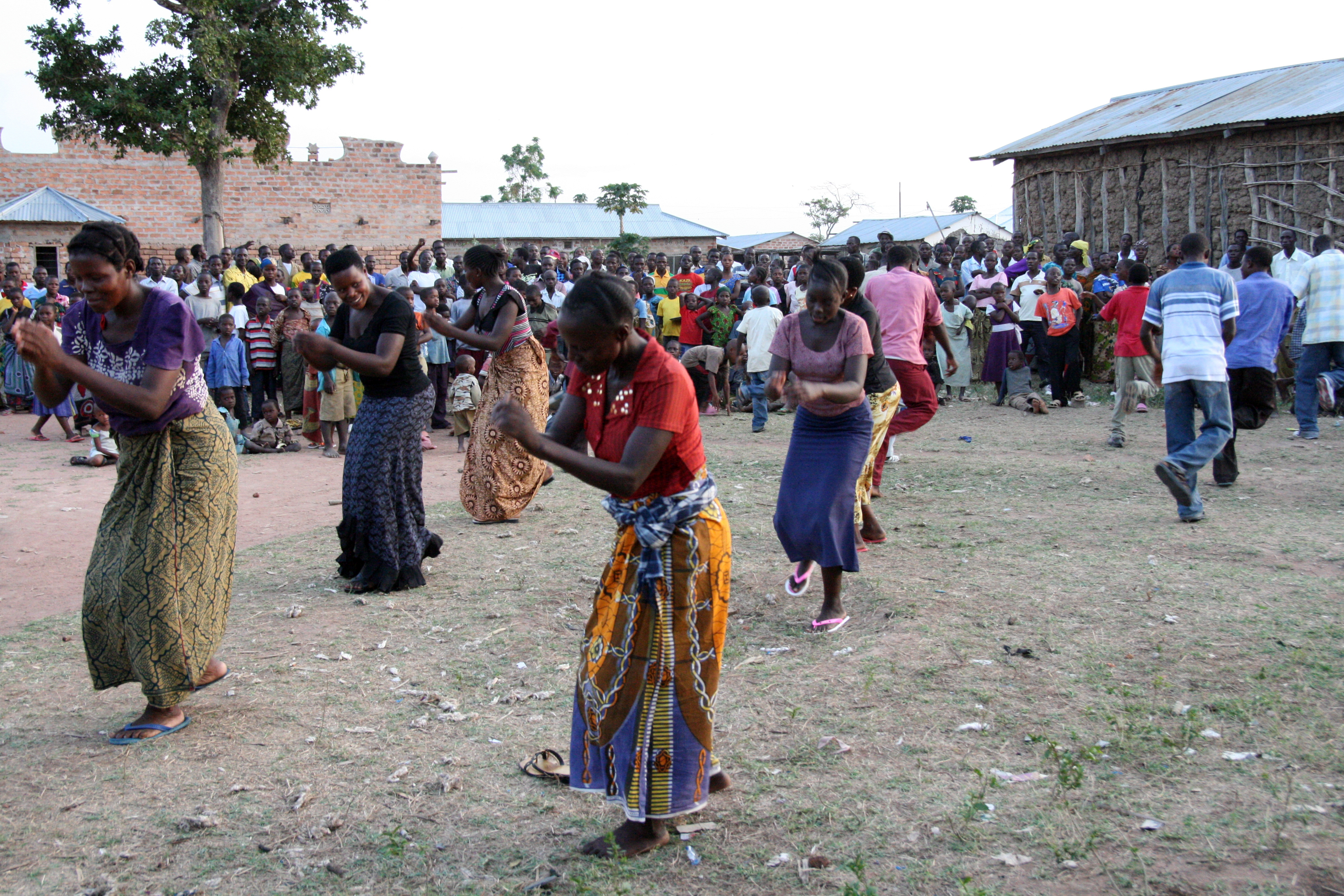 I Victoriasjöns östra stift i byn Lulembela förenas lovsång och dans i kyrkans utåtriktade arbete. Foto: Kirsi Elo.