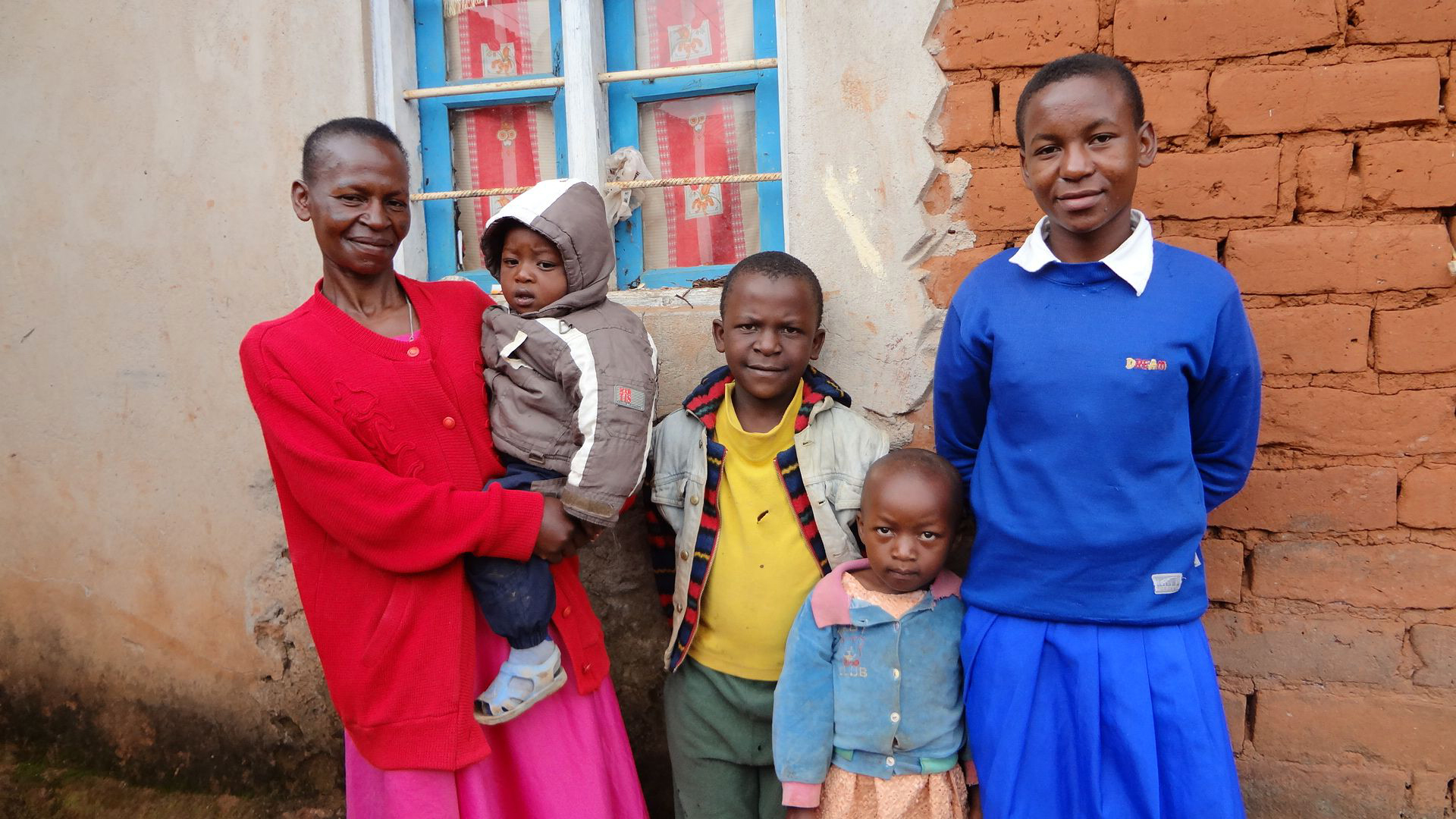 Sofia (längst till höger) från Tanzania är lycklig. Trots sitt funktionshinder kan hon gå i skola. De flesta funktionshindrade i u-länderna har inte samma möjlighet. Foto: Elina Tikkanen