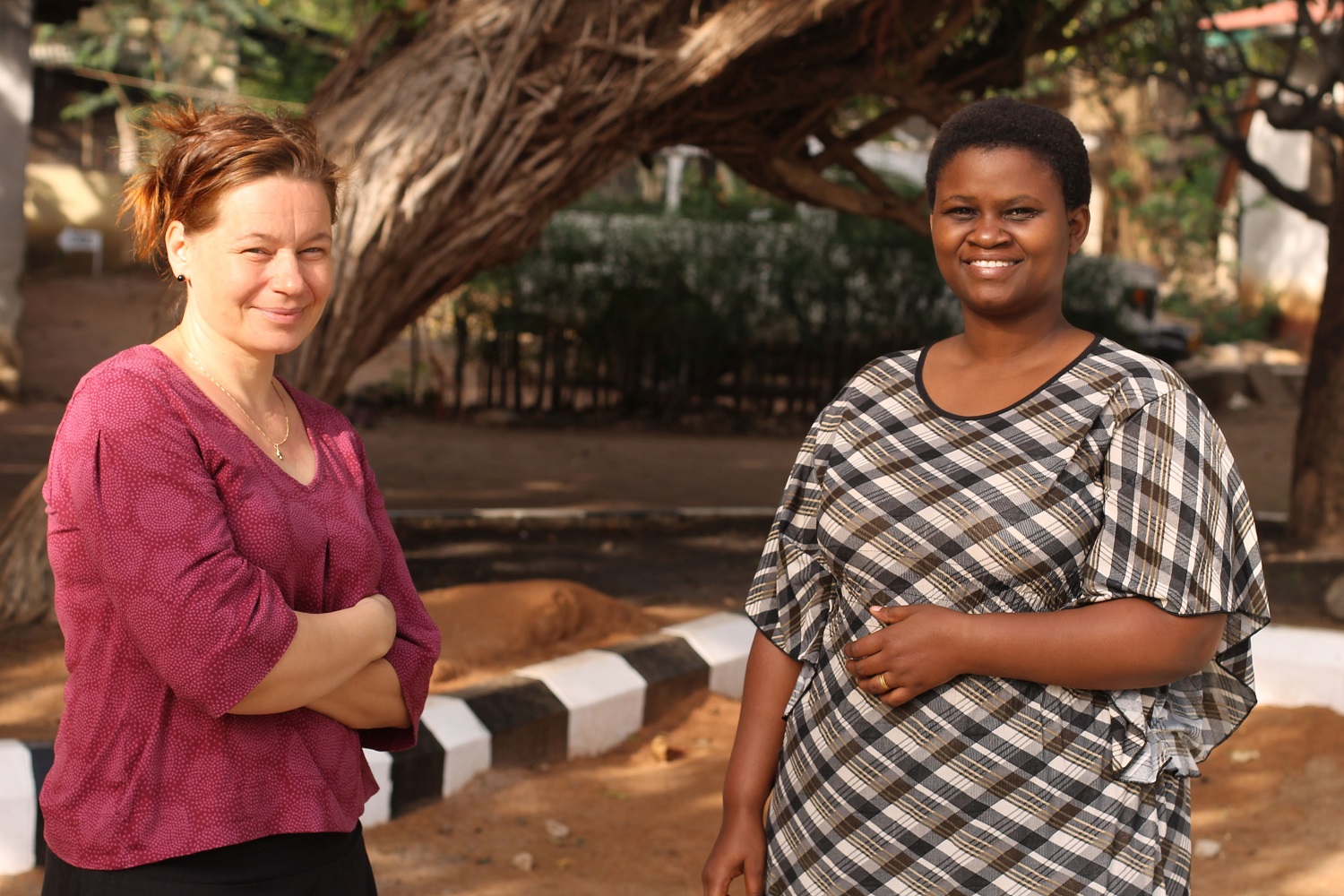 Martha Ernest (till höger) är en av ledarna för kvinno- och barnverksamheten inom Tanzanias lutherska kyrkan. Hon ansvarar för arbetet bland personer med albinism. Pia Pyhtilä är projektrådgivare. Foto: Mikko Pyhtilä