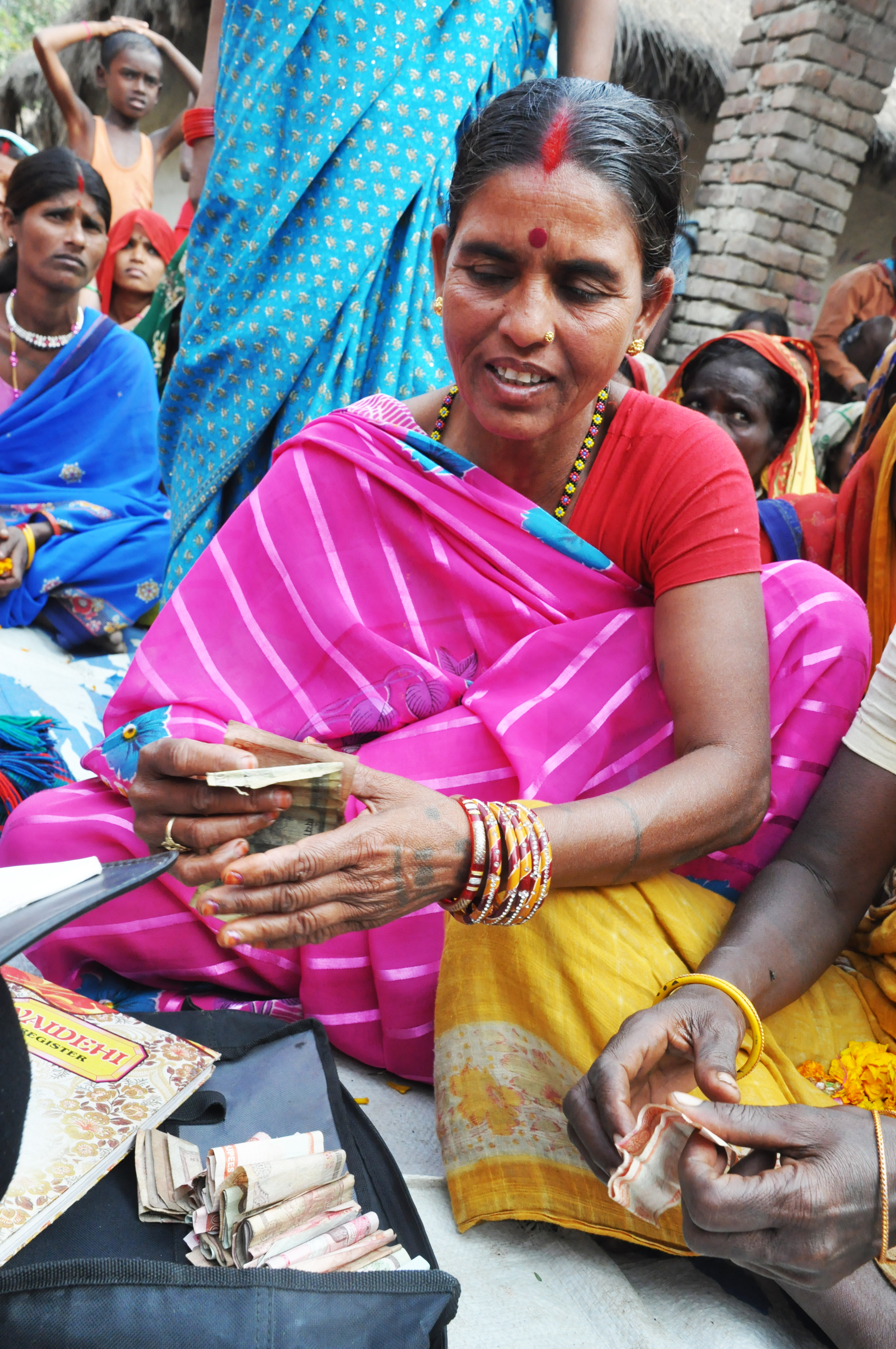 Sakundi Devi Musahar deltar i en sparlånegrupp i byn Jutepani i Sarlahi