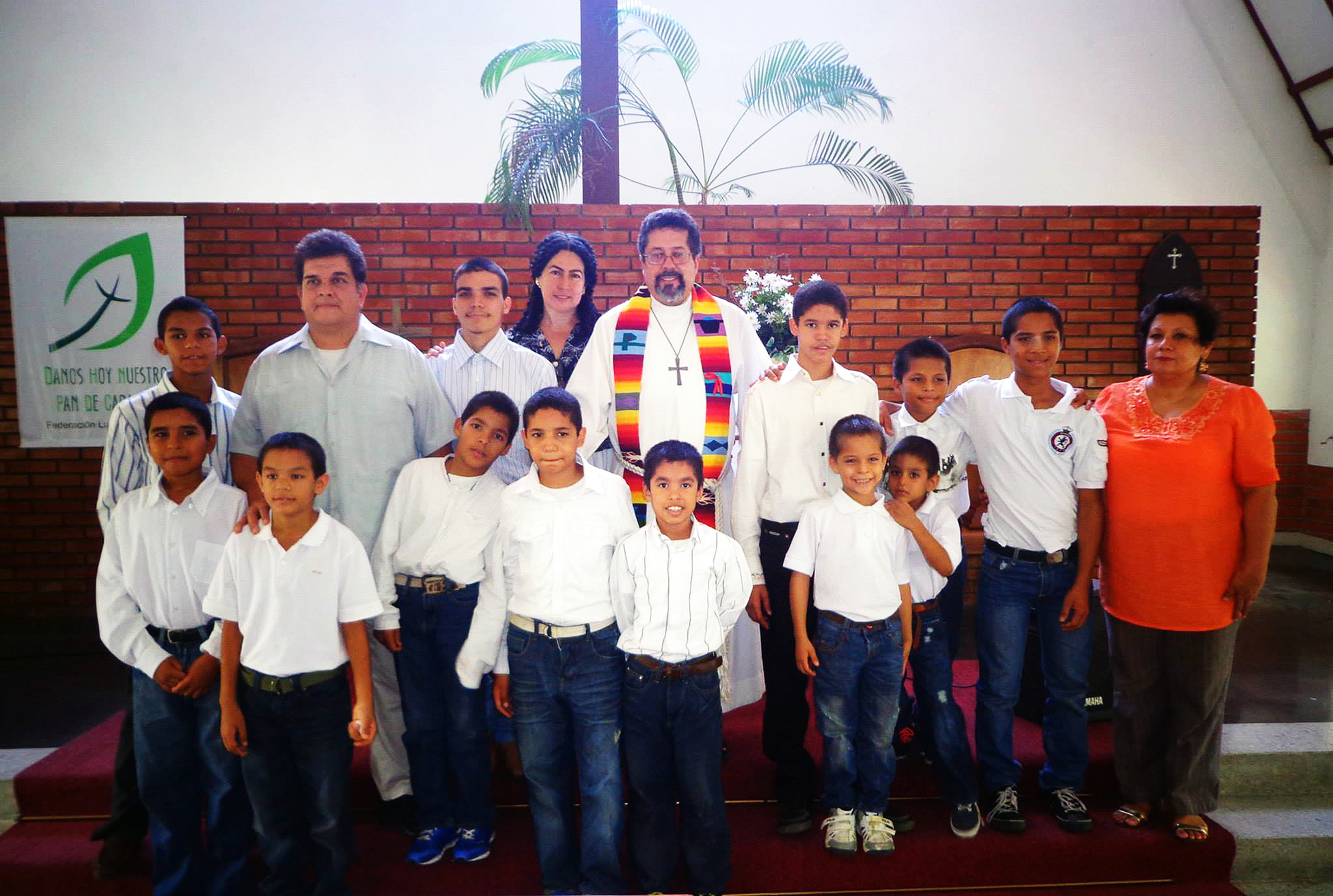 Dopdag i Valencia. Pastor Gerardo Hands (i mitten) har varit ansvarig för Casa Hogars verksamhet sedan 2007. Hans fru