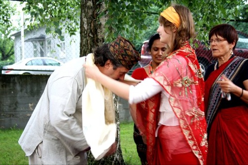 Det blev låtsasbröllop på nepalesiskt vis vid Gardenpartyt. Foto: Sofia Lindgård
