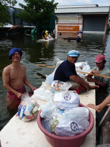 En kambodjansk gästarbetare framför fabriken i en egenhändigt gjord båt. Leena Helle berättar att postiljonerna och även poliserna i Bangkok har blivit tvungna att lära sig paddla. Foto Leena Helle.