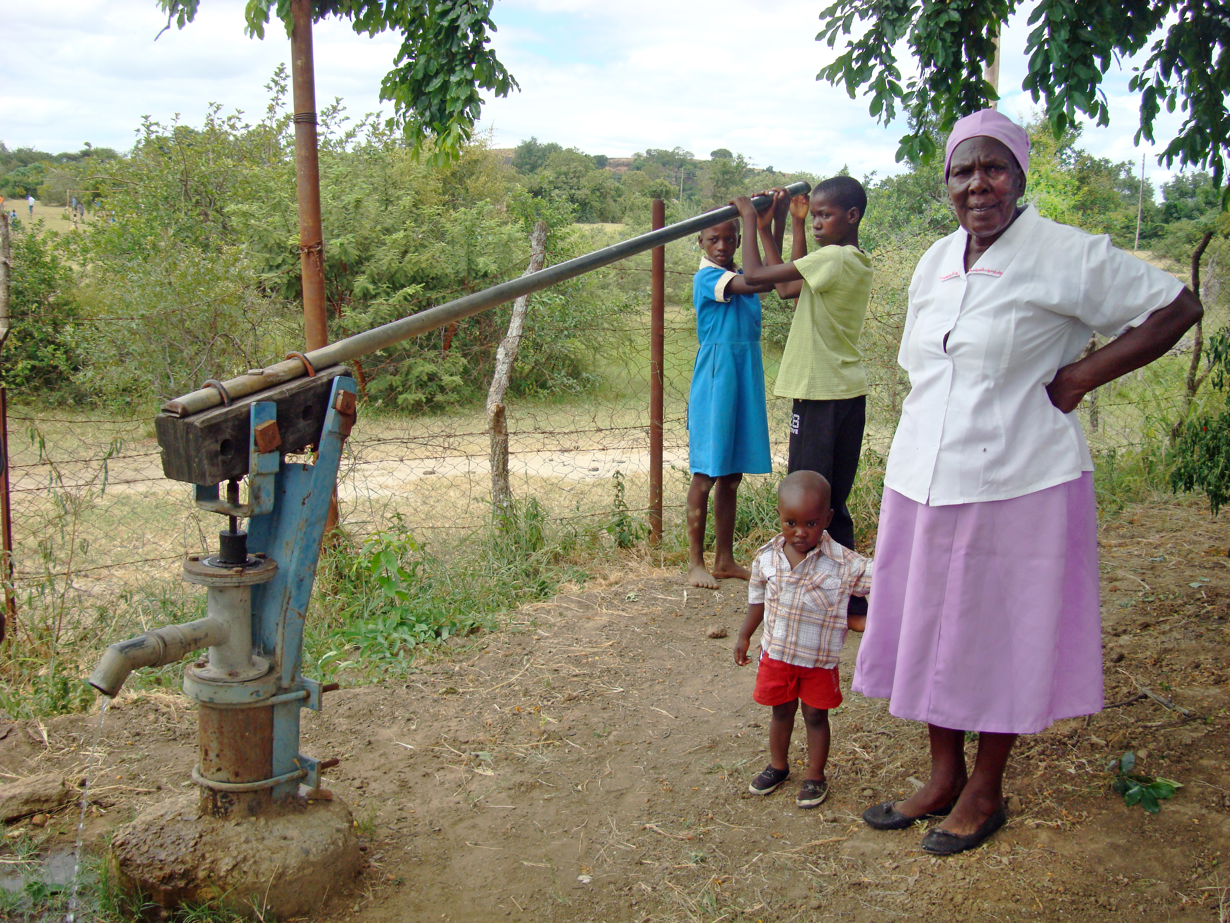 Fru Dziva i Zimbabwe tar hand om barn som blivit föräldralösa på grund av krig och aids. Hon har engagerat sig i arbetet sedan 1989. Finska Missionssällskapet stöder 12 grupper med mor- och farföräldrar som sköter föräldralösa barn i Zimbabwe. "Är det dem vi ska ta av?"