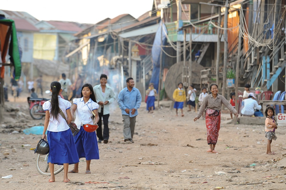 Ihmisiä Phnom Penhin kadulla, Kambodzha Kuva: Ari Vitikainen