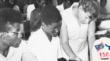 Marjatta Elonheimo var en av lärarna vid gymnasiet i Oshigambo som grundades av Finska Missionssällskapet år 1960. Andra än vita hade vid den tiden inte egentligen möjlighet till utbildning i Namibia. Idag hör gymnasiet i Oshigambo till de bästa skolorna i landet. Många av beslutsfattarna i Namibia och andra samhälleliga påverkare har gått i skolan. Foto: Finska Missionssällskapets bildarkiv